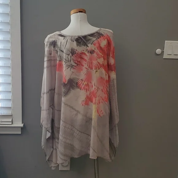 Pretty lightweight top - Picture 2 of 5